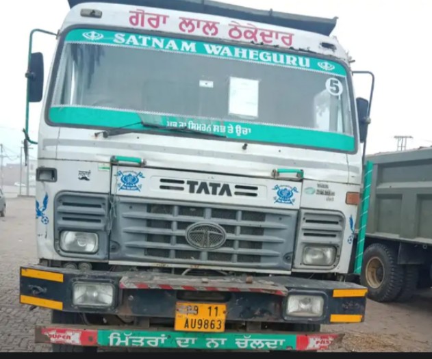 Three caught doing illegal mining, tipper and Poklen machine seized